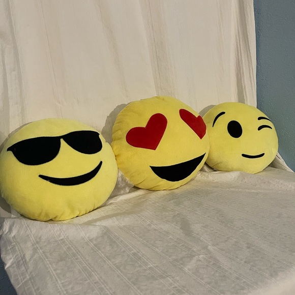 Set of 3 Emoji pillows no stains - Picture 1 of 2